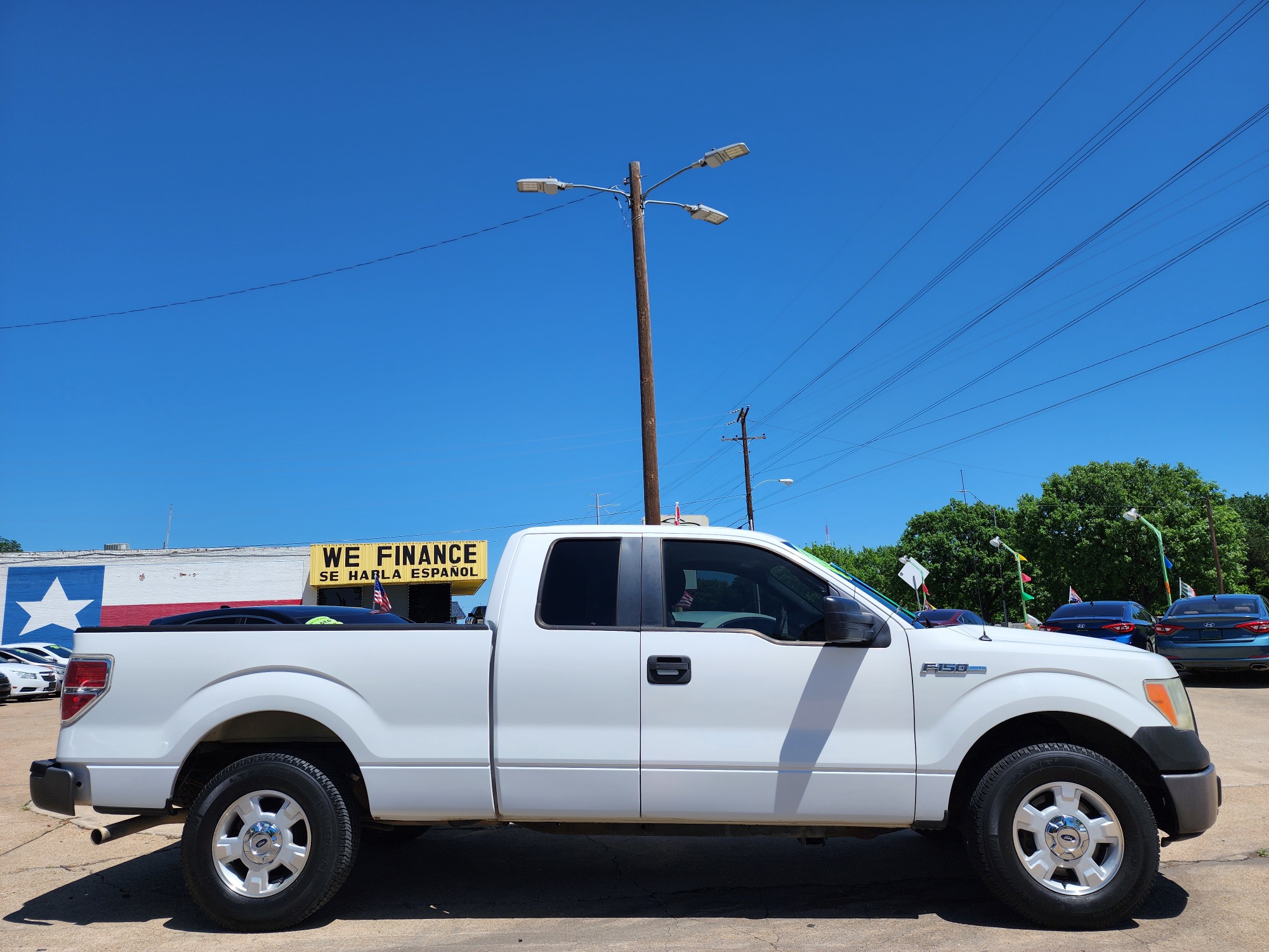 2011 WHITE Ford F-150 XLT SuperCab (1FTFX1CF4BF) with an 5.0L V8 engine, 4-Speed Automatic transmission, located at 2660 S.Garland Avenue, Garland, TX, 75041, (469) 298-3118, 32.885387, -96.656776 - Welcome to DallasAutos4Less, one of the Premier BUY HERE PAY HERE Dealers in the North Dallas Area. We specialize in financing to people with NO CREDIT or BAD CREDIT. We need proof of income, proof of residence, and a ID. Come buy your new car from us today!! This is a very well cared for 2011 FO - Photo #2